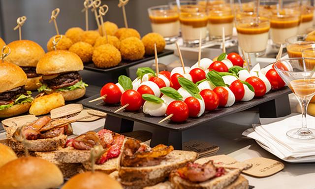 Buffet finger food Networking con mini burger, arancini, bruschette, spiedini caprese e bicchierini di crema catalana