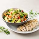 Insalata di quinoa e avocado con petto di pollo alle erbe in un menu leggero