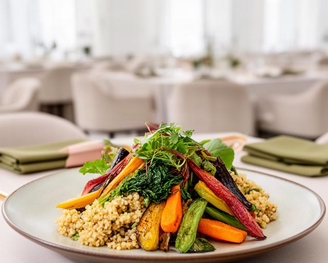 Piatto vegano colorato con verdure di stagione e cereali in una sala luminosa per eventi