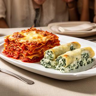Lasagna al forno e cannelloni ricotta e spinaci serviti durante una cerimonia familiare